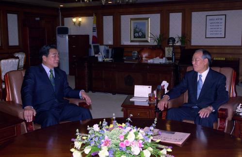 김석수 국무총리서리 이한동 전 총리 접견 이미지