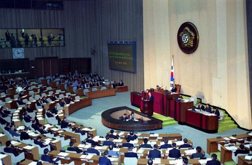 김석수 국무총리 2003년 예산에 대한 정부의 시정연설 이미지