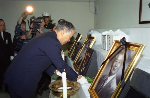 김석수 국무총리 국외안장선열 독립유공자 유해봉환 참배 이미지