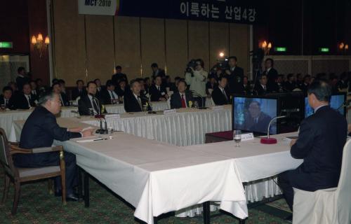 김석수 국무총리 부품ㆍ소재산업발전전략보고대회 청취 이미지