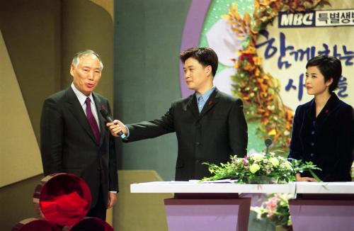 김석수 국무총리 MBC '희망 2003 이웃돕기성금' 전달 이미지