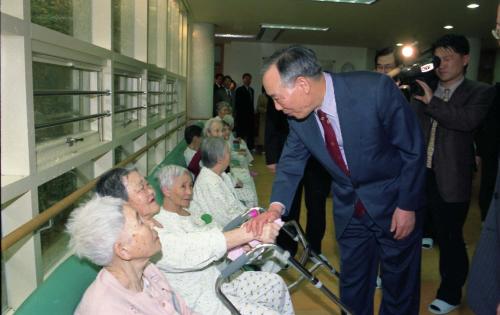 김석수 국무총리 노인요양센터 방문 이미지