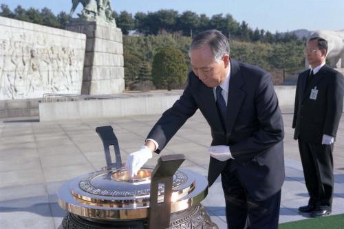 김석수 국무총리 대전 국립묘지 참배 이미지