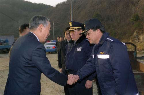 김석수 국무총리 삼척시 미로면 컨테이너 가옥 방문 이미지