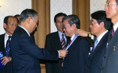 김석수 국무총리 액체추진과학로켓 개발 유공자, 한국 공학상 및 젊은 과학자상 포상식 이미지