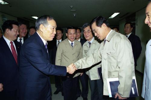 김석수 국무총리 대구지하철 화재 중앙사고대책본부 순시 이미지