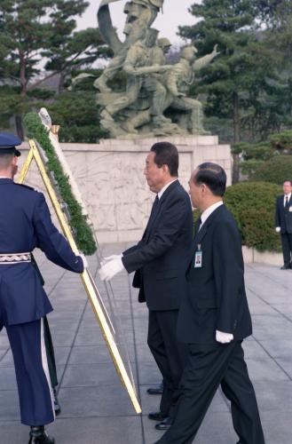 고건 국무총리 국립현충원 참배 이미지