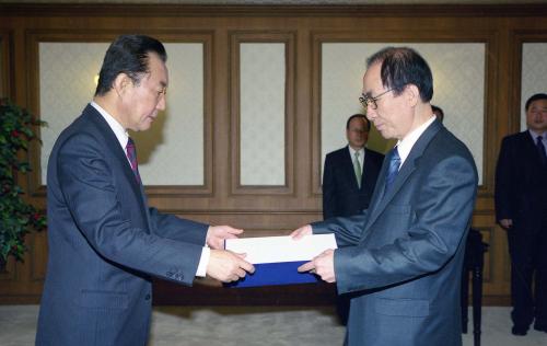 고건 국무총리 임해정 군산대학교 총장 임명장 수여식 이미지