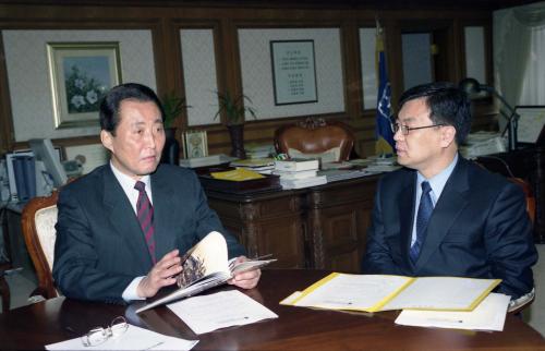 고건 국무총리 김거성 국제투명성기구(TI) 한국지부 사무총장 접견 이미지