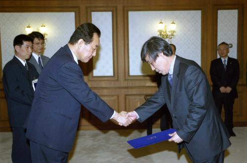 고건 국무총리 한송 강릉대학교 총장, 김종호 상주대학교 총장, 이희범 서울산업대학교 총장 임명장 수여식 이미지