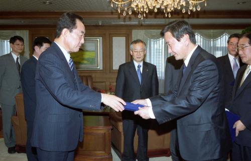 고건 국무총리 권영건 안동대학교 총장, 김현태 창원대학교 총장 임명장 수여식 이미지