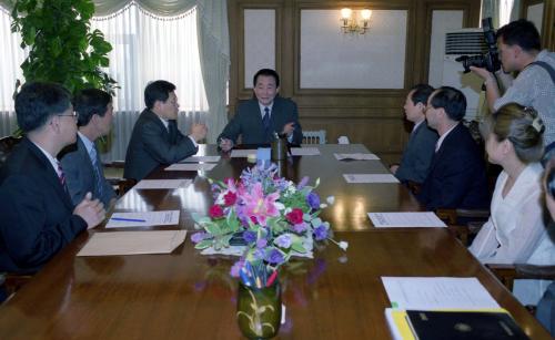 고건 국무총리 이군현 한국교원단체총연합회 회장 일행 접견 이미지