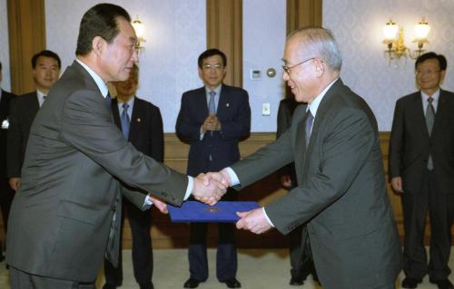 고건 국무총리 이세중 교육정보화위원회 위원장 위촉장 수여식 이미지