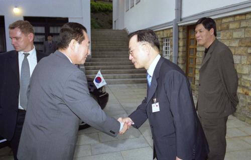 고건 국무총리 내외분 이준희 주체코대사 내외분 주최 만찬참석 이미지