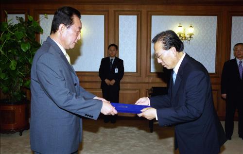 고건 국무총리 김호성 서울교육대학교 총장 임명장 수여식 이미지