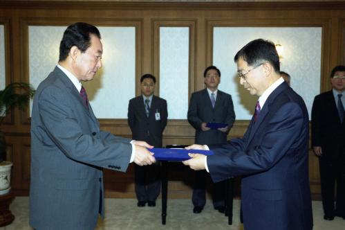 고건 국무총리 김인세 부산대학교 총장 임명장 수여식 이미지