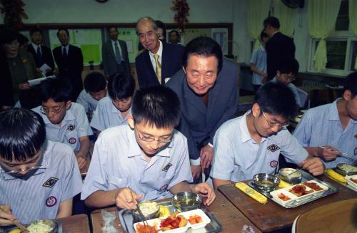 고건 국무총리 학교 급식현장 방문 이미지