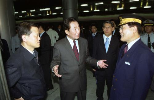 고건 국무총리 서울역 순시 이미지