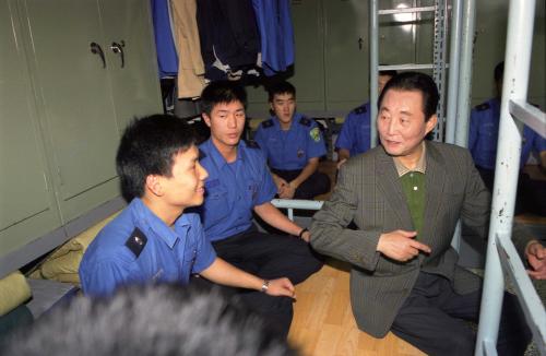 고건 국무총리 서울경찰청 기동단 방문 이미지