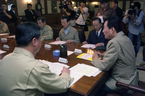 고건 국무총리 태풍 매미 관련 긴급관계장관회의 주재 이미지