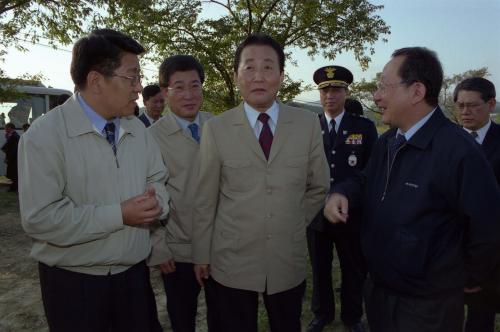 고건 국무총리 남원 운봉읍 냉해지역 방문 이미지