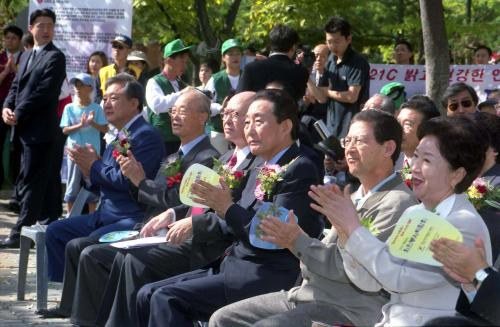 고건 국무총리 제10회 전국자원봉사대축제 자원봉사박람회 참관 이미지