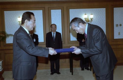 고건 국무총리 조무제 경상대학교 총장 임명장 수여식 이미지