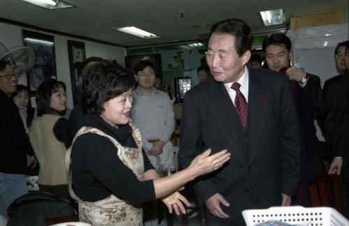 고건 국무총리 조류독감관련 삼계탕 오찬 이미지