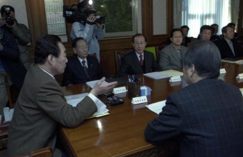 고건 국무총리 조류독감관련 관계장관회의 주재 이미지