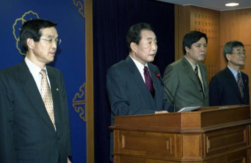 고건 국무총리 서울외곽순환도로 사패산 구간 공사재개 관련 담화문 발표 이미지