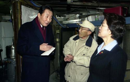 고건 국무총리 김상길, 윤해근 가정 방문 이미지