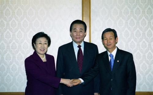 고건 국무총리 신ㆍ구 환경부 장관 주요업무 인수ㆍ인계 및 접견 이미지