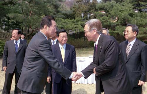 고건 국무총리 경제5단체장 및 주요업종별 단체장 초청 간담회 및 기념촬영 이미지