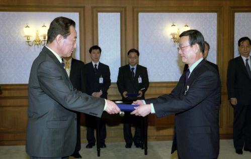 고건 국무총리 윤진식 서울산업대학교 총장 임명장 수여식 이미지