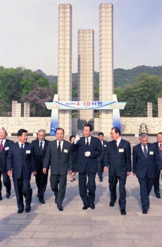 고건 국무총리 국립 4ㆍ19 묘지 참배 이미지