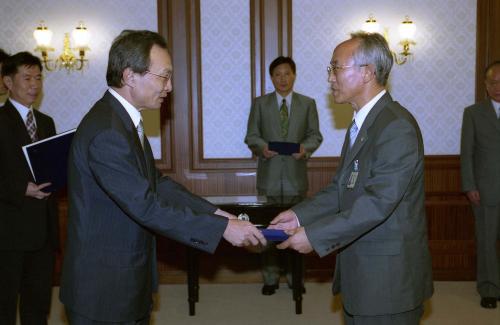 이해찬 국무총리 최현섭 강원대학교 총장, 목연수 부경대학교 총장 임명장 수여식 이미지