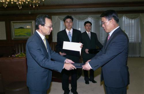 이해찬 국무총리 박철곤 심사평가조정관, 고용 인적자원ㆍ연구개발 팀장 임명장 수여식 이미지