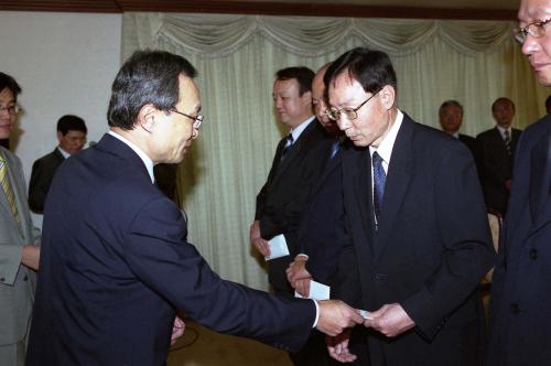 이해찬 국무총리 우수제안직원 포상 및 확대간부회의 주재 이미지