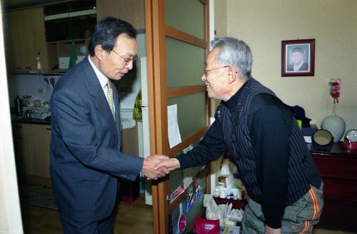 이해찬 국무총리 국민임대주택 입주세대 방문(김정섭 독거노인, 정영희 모자가정) 이미지