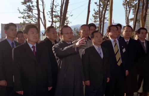 이해찬 국무총리 부산 아시아태평양경제협력기구(APEC) 제2정상회의장 건립지 시찰 이미지