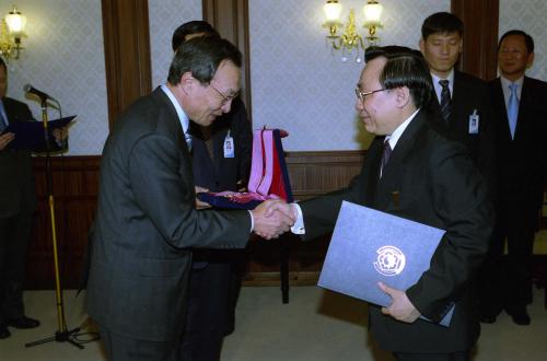 이해찬 국무총리 쯔엉 찌 쭝 이임 주한 베트남대사 서훈 및 접견 이미지