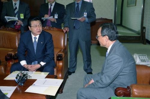 이해찬 국무총리 김진선 강원도지사 보고 받음 이미지