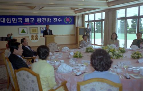 이해찬 국무총리 내외 대한민국 해군 왕건함 진수 기념오찬 이미지