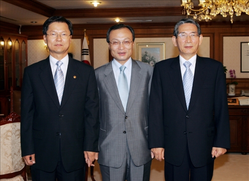 이해찬 국무총리 신.구 법무부장관 주요업무 인수인계 접견 이미지