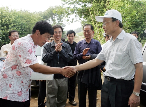 이해찬 국무총리 산림소득 산더덕 재배현장 방문 이미지