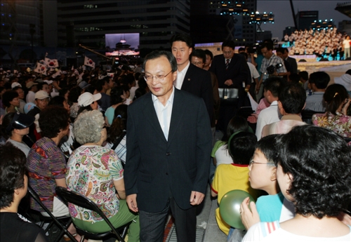 이해찬 국무총리 광복60주년 경축음악회 관람 이미지