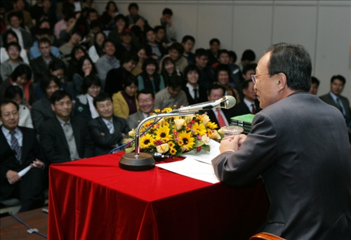 이해찬 국무총리 서울대학교 사회발전연구소 설립40주년 기념특강 이미지