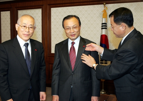 이해찬 국무총리 사랑의 열매 성금 전달식 이미지