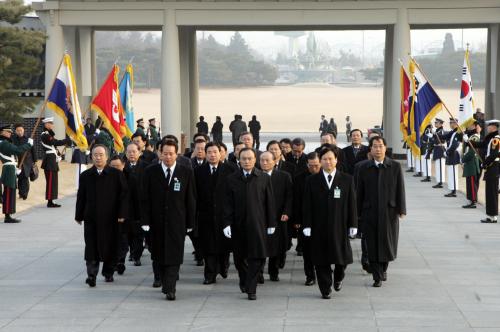 이해찬 국무총리 국립현충원 참배 이미지