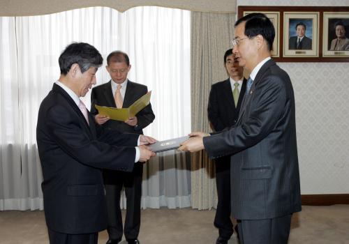 한덕수 국무총리직무대행 이종오 경제.인문사회연구회 이사장 임명장 수여 이미지